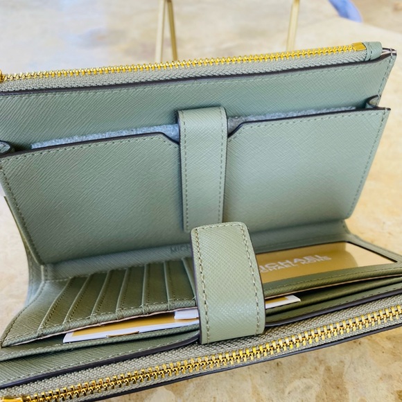 Michael Kors Women Michael Kors Emilia Large signature Bag& 2 wallet
